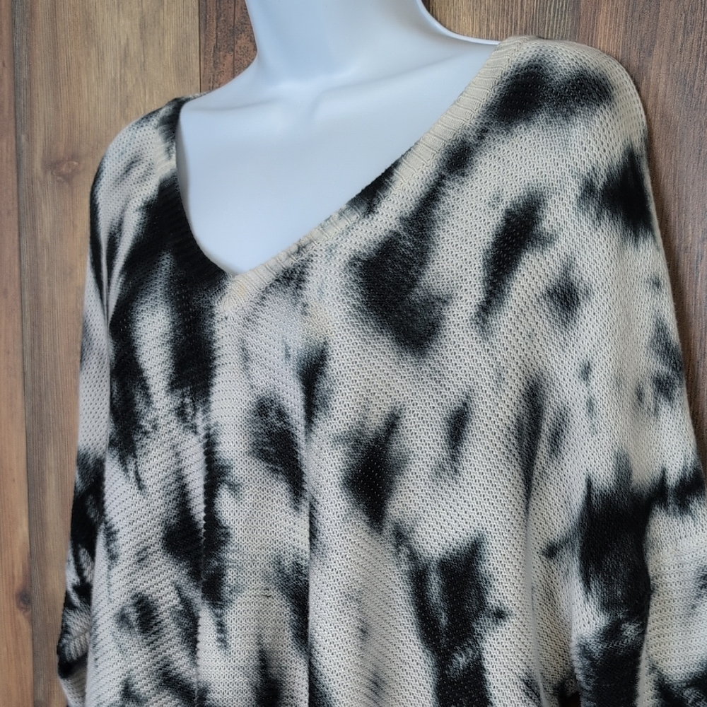 Torrid Lightweight Plus Size V-Neck Sweater 3                           C448 - Picture 2 of 7